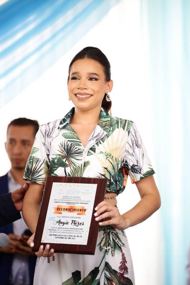 Al finalizar su espectáculo, Angie recibió un reconocimiento por parte de la Secretaría de Educación. 