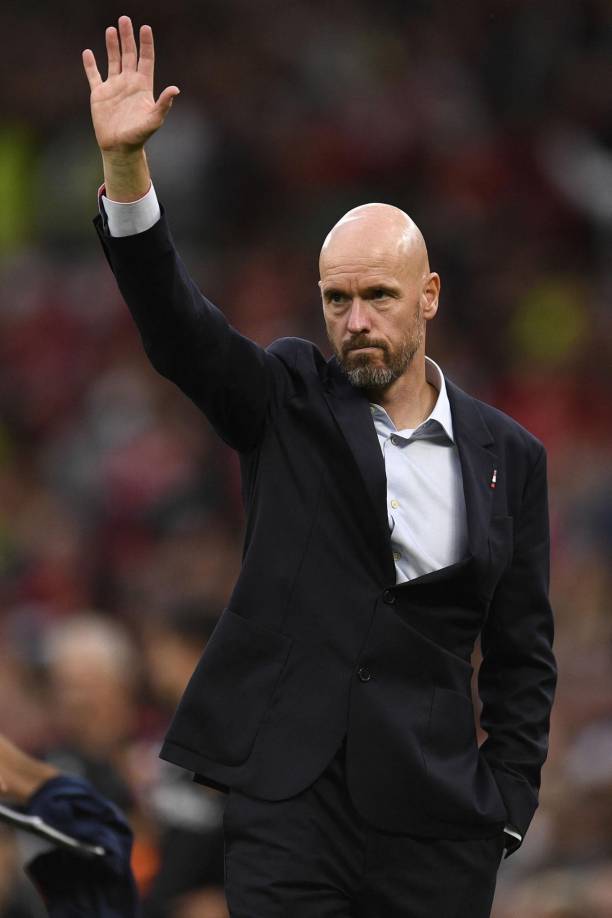 Erik ten Hag saludando a los aficionados del Manchester United.