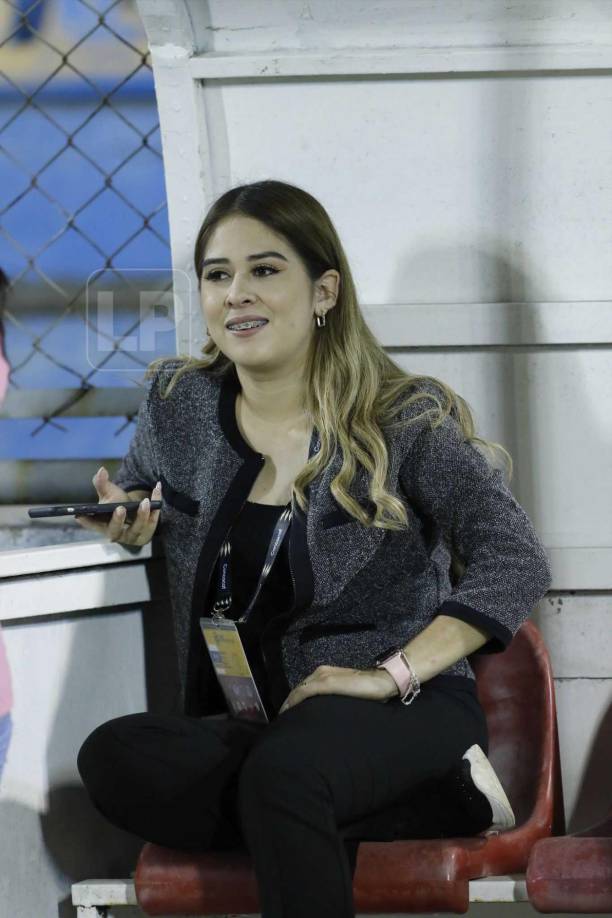 Karla López fue de las hermosas chicas que estuvo en el estadio Morazán de San Pedro Sula.