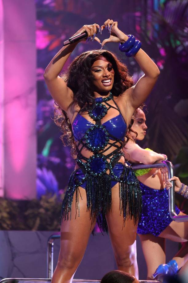 Megan Thee Stallion durante su presentación en el escenario se lució con un body con flecos.