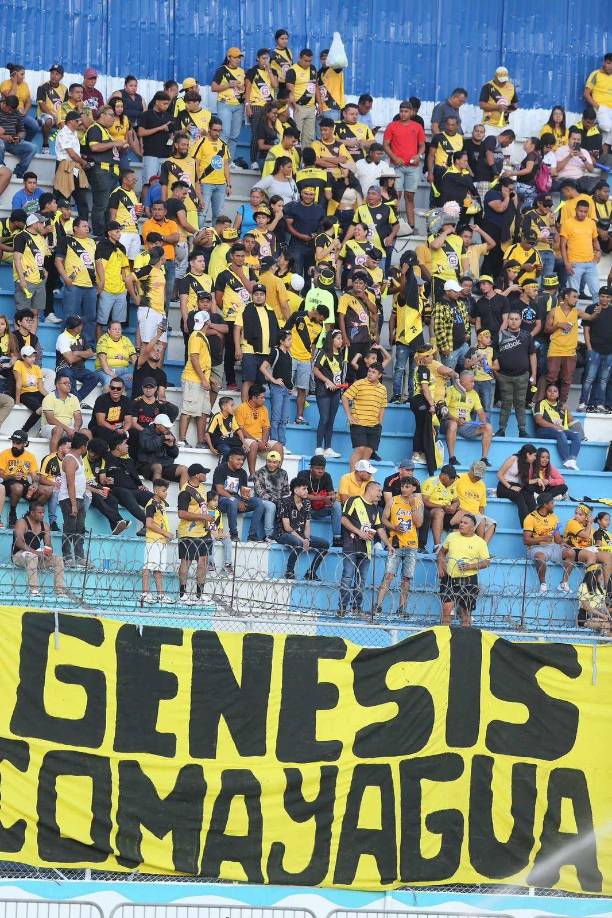 Bellas chicas, el beso romántico y ambientazo en el Génesis-Juticalpa FC