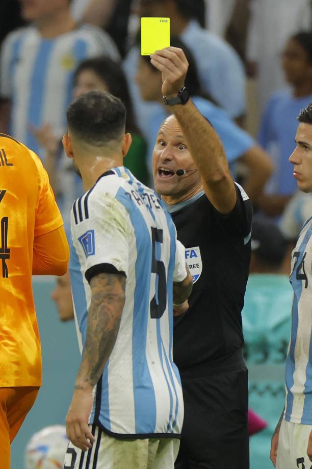 El árbitro español Antonio Mateu Lahoz le mostró tarjeta amarilla a Leandro Paredes por la falta tras el zafarrancho.