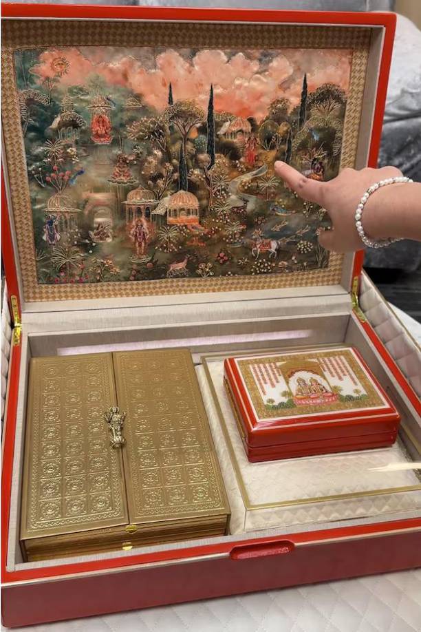 Las invitaciones por sí solas son piezas de arte en un gran cofre naranja con imágenes de dioses hindúes que reproducen el sonido de un mantra, e incluyen obsequios para los invitados, que varios medios han valorado entre 5.000 y 7.000 dólares cada uno.