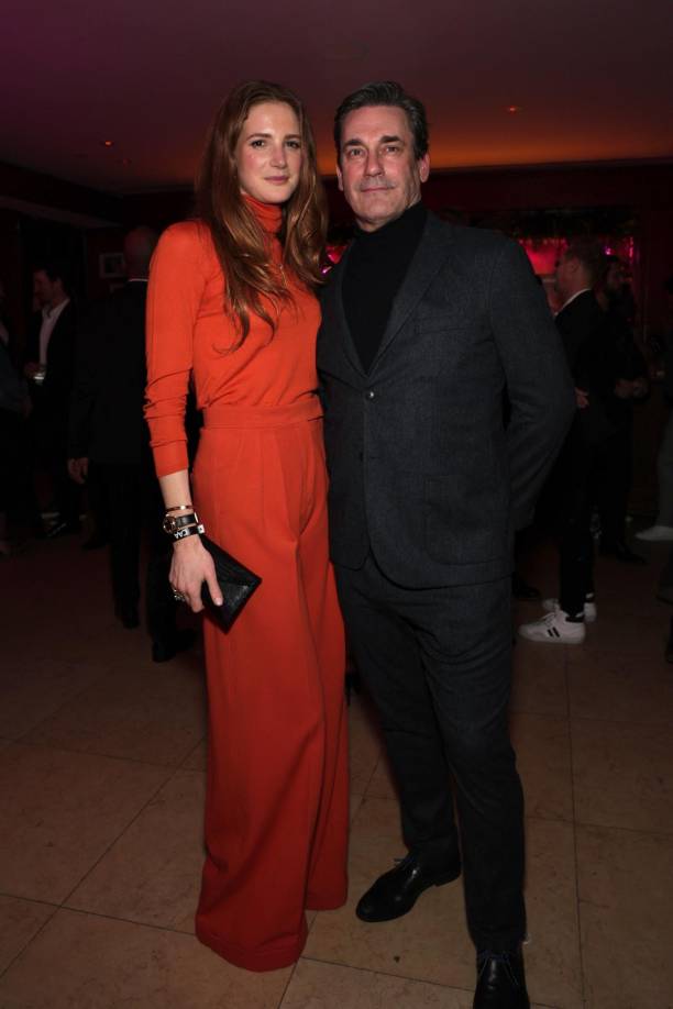 Anna Osceola y Jon Hamm