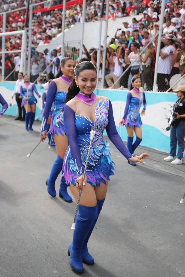El traje de las palillonas del Central Vicente Cáceres es de un color azul eléctrico con distintivos morados. 