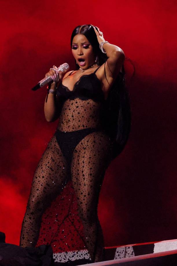 Nicki Minaj, fiel a su estilo, y visiblemente en mejor forma, lució el sensual body transparente con top y underwear a juego.