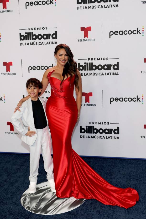 Ana Jurka lució bellísima con un vestido rojo ceñido al cuerpo, el cual la hacía ver como una sensual sirena. 