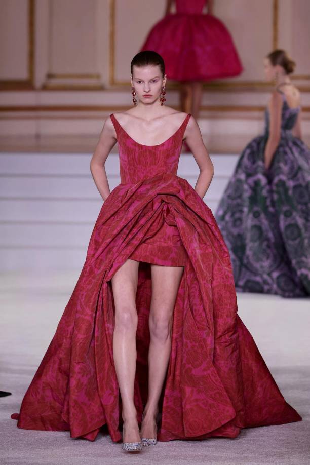 NEW YORK, NEW YORK - FEBRUARY 13: A model walks the runway for Carolina Herrera during New York Fashion Week: The Shows at The Plaza Hotel on February 13, 2023 in New York City. Theo Wargo/Getty Images/AFP (Photo by Theo Wargo / GETTY IMAGES NORTH AMERICA / Getty Images via AFP)