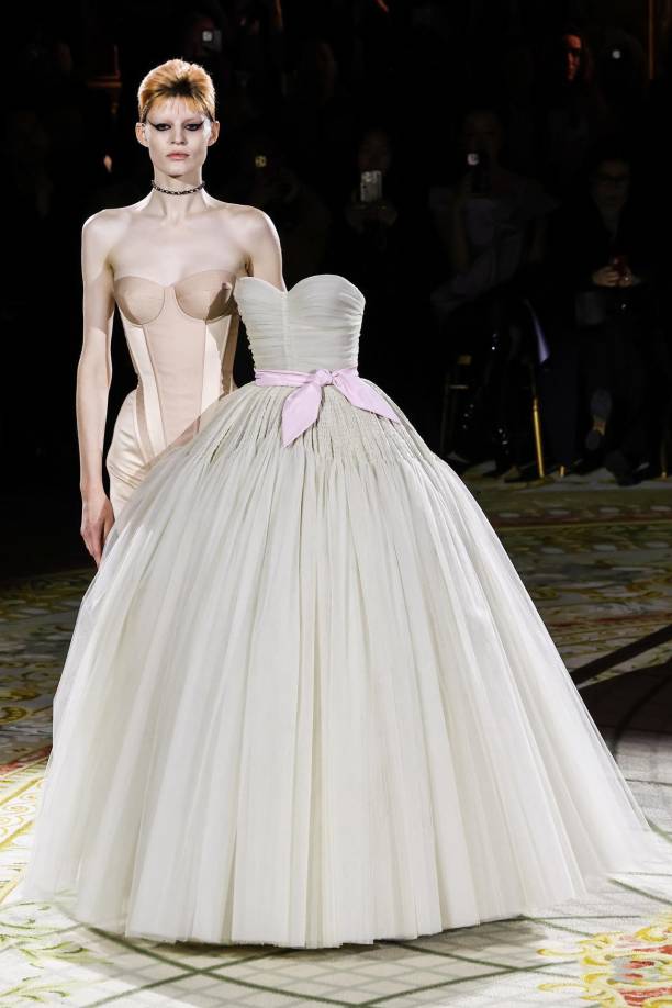 Viktor &amp; Rolf, la pareja holandesa que acostumbra a sorprender cada temporada con su humor, también utilizó esa paleta de colores para una colección con dos tendencias: por un lado los tradicionales modelos de falda ancha, con abundante tul y lazos en la cintura, y por otro, modelos que llevaban esos vestidos al revés, o en diagonal. 