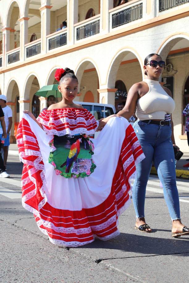 El fervor cívico de los menores, acompañados por padres, maestros y autoridades de Educación, engalanó La Ceiba. 