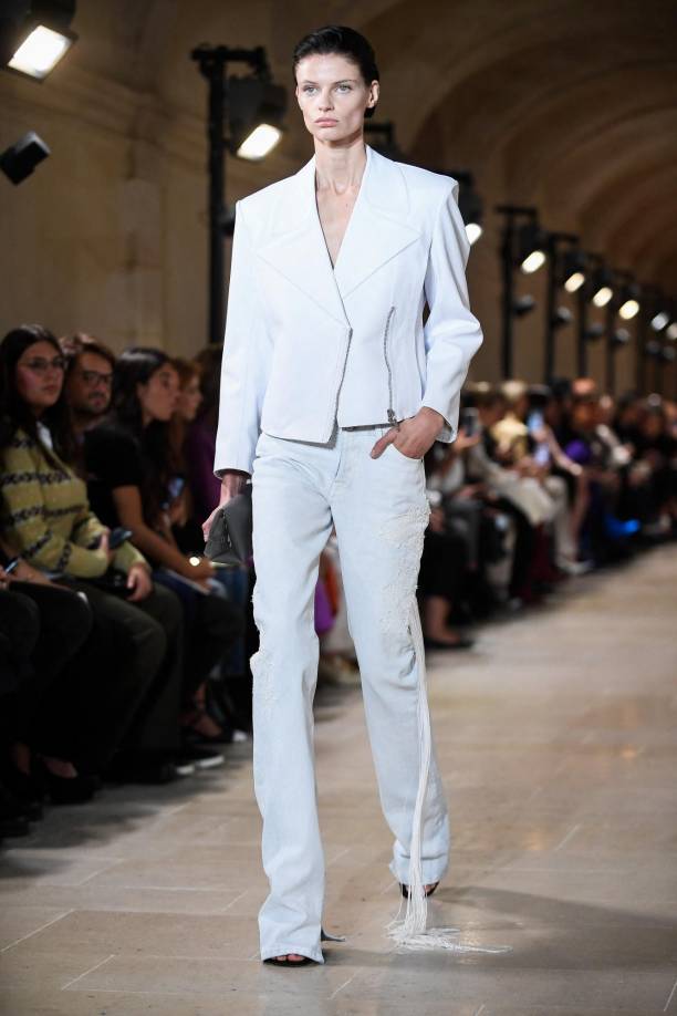 Los conjuntos de traje sastre entallados no pueden faltar.