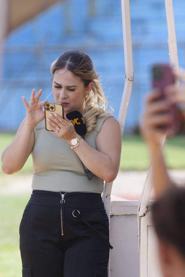 Las bellas periodistas también engalanaron con su presencia en el recinto sampedrano. 