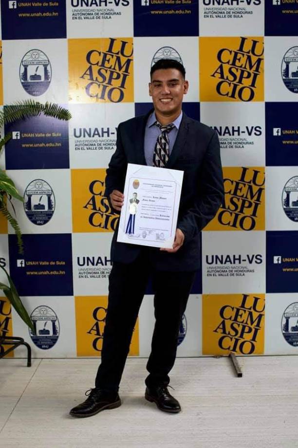 En el 2021 se graduó como licenciado en Informática en la Universidad Nacional Autónoma de Honduras en el Valle de Sula.