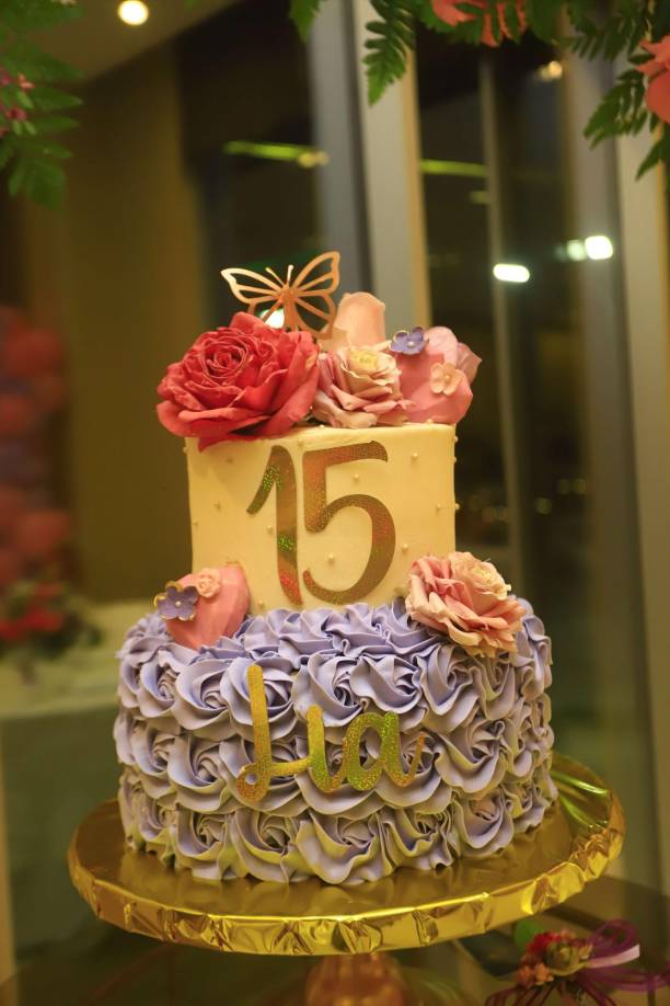 El pastel fue hecho por Pastelería Sandra