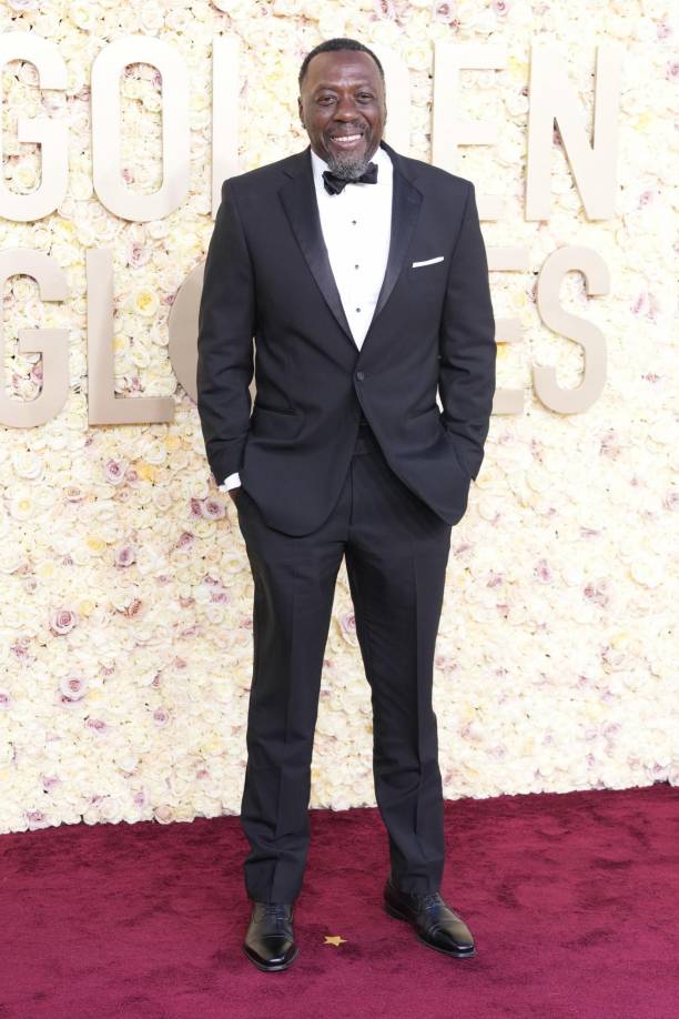  Edwin Lee Gibson con el clásico traje negro y centro blanco.