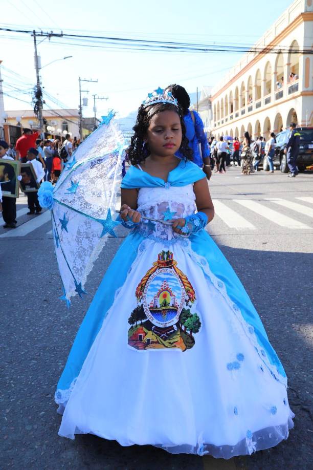 Los desfiles de independencia a menudo son eventos multitudinarios que atraen a una gran cantidad de espectadores locales y turistas. Las calles principales de las ciudades y pueblos se llenan de personas que vienen a presenciar el desfile.
