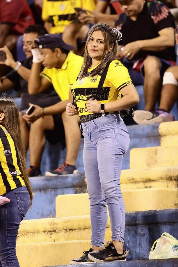 Otra guapa aficionada del Real España que celebró el segundo triunfo consecutivo en el Torneo Clausura 2024.