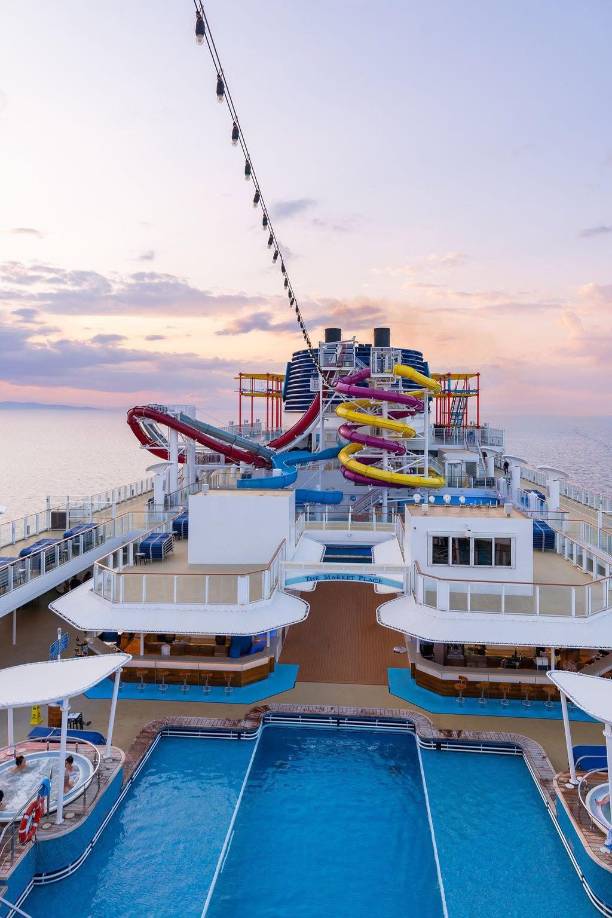 Aqua incorpora una montaña rusa y un tobogán acuático, ofreciendo a los huéspedes experiencias únicas en alta mar. Además, el barco cuenta con el Ocean Boulevard, un paseo marítimo de 360 grados que promete vistas inigualables del océano.