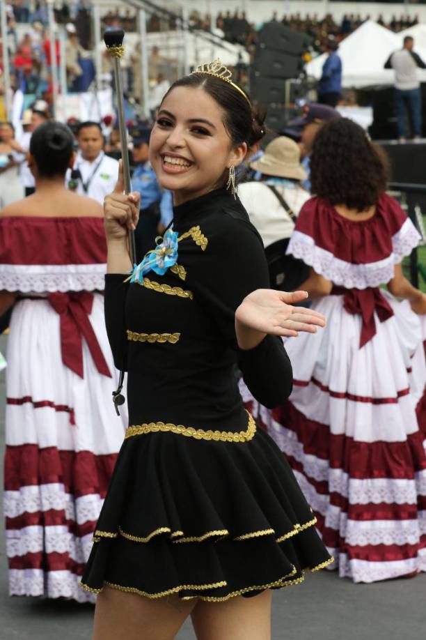 Lauren Mejía mostró ante los presentes su talento como palillona. 