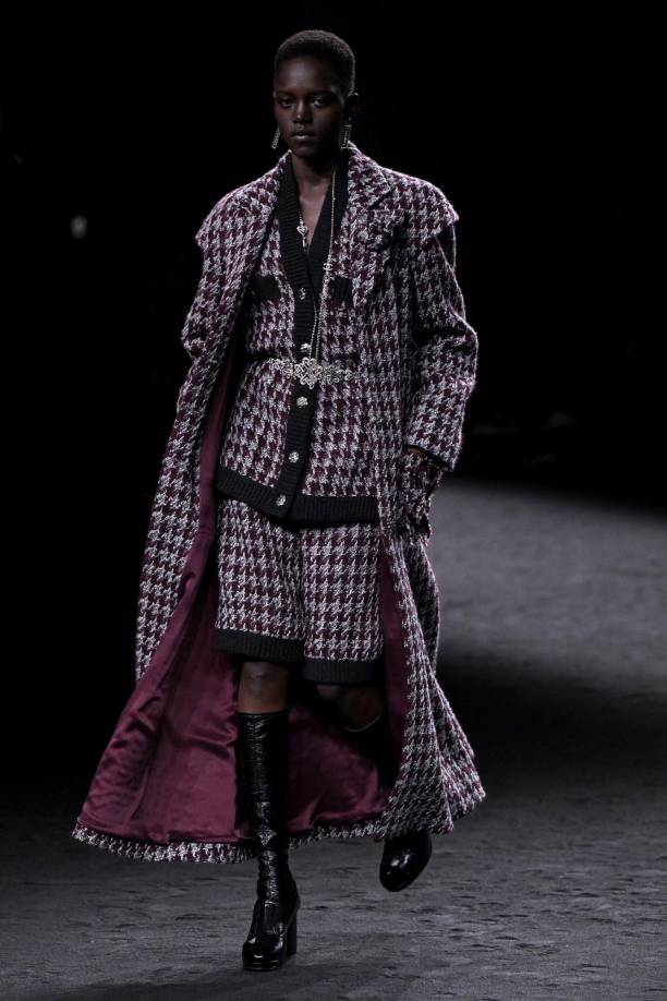 Una modelo presenta una creación de la colección Otoño-Invierno 2023-2024 de Chanel Womenswear durante Nada que parezca frenar las ventas de Chanel, que se apoyan sobre todo en sus conocidos bolsos acolchados de piel y sus chaquetas en “tweed”, cuya facturación superó el año pasado los 15.000 millones de dólares, con un beneficio neto de 4.000 millones.