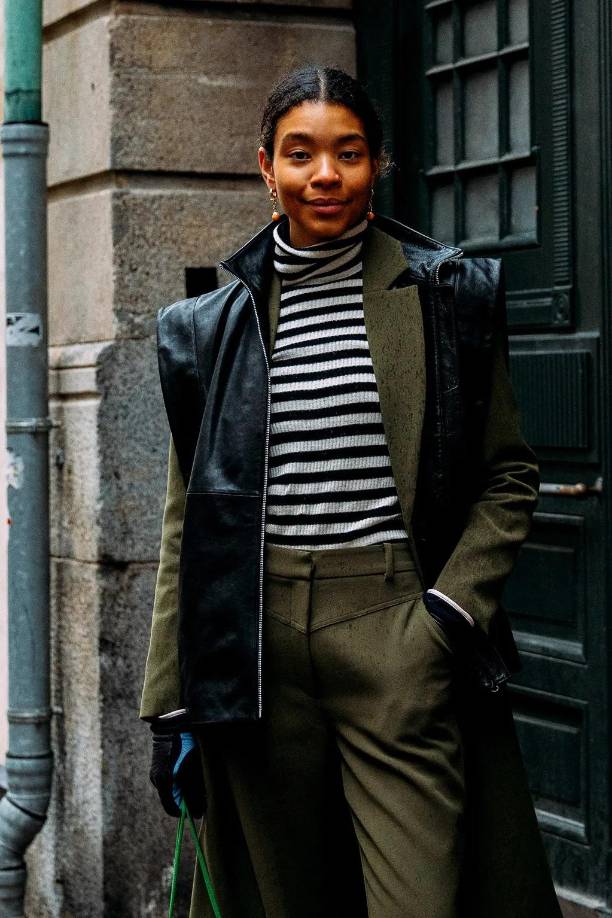 Para la temporada invernal apuesta por conjuntos tres piezas y los colores como el verde militar o el negro.