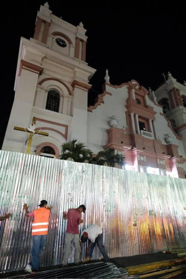 Según el jefe de la Policía Municipal, Pedro Martínez, se diálogo con los vendedores y se les explicó que la pretensión es reparar las aceras, limpiar y que la feligresía católica pueda realizar las actividades de Semana Santa en orden pero en ningún momento se habló de desalojo.