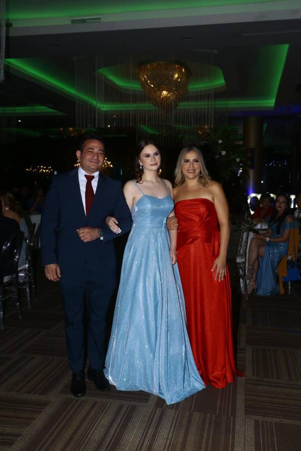 Estudiantes de último año de la Valle de Sula comparten su “último baile”