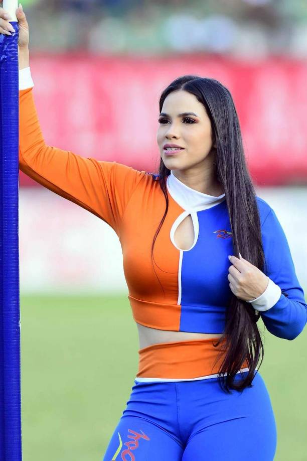 Bellas edecanes estuvieron sobre la grama del estadio Yankel Rosenthal.
