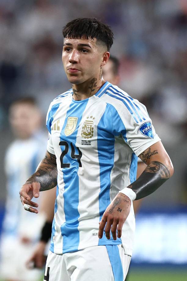 El futbolista argentino del Chelsea está siendo acusado en redes sociales y diarios de su país de serle infiel a su actual pareja con una conocida modelo en plena competición en Estados Unidos.