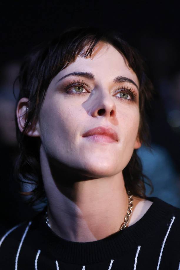 La actriz Kristen Stewart estuvo presente como invitada en la presentación. En el vídeo de la colección primavera-verano 2023, la actriz estadounidense, de 32 años y embajadora de la firma, aparece en blanco y negro abandonando la mítica sala de cine Le Champo, en el Barrio Latino, tras la proyección de la película vanguardista de la Nouvelle Vague que dirigió Alain Resnais en 1961.