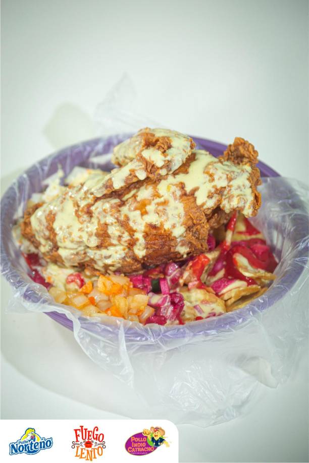 Las crujientes tajadas con su repollo morado no podían faltar.