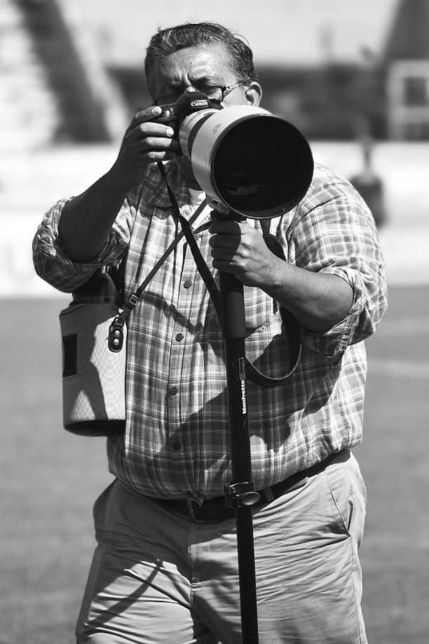  Se estima en que Honduras hay más de cinco mil fotógrafos y camarógrafos que se encuentran comprometidos con su labor y se esfuerzan para marcan la diferencia. En la imagen Edwin Neptalí Romero.