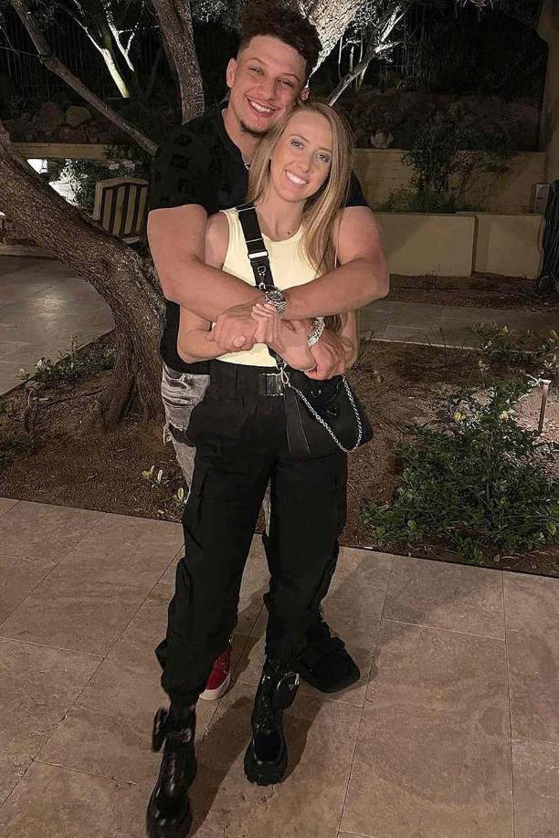 La pareja mantuvo vivo su romance mientras asistía a diferentes universidades en Texas. Mahomes jugó fútbol en la Texas Tech University de 2014 a 2017, mientras que Matthews jugó fútbol para la Universidad de Texas en Tyler de 2013 a 2017.