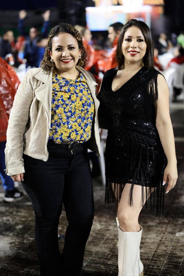 A continuación le mostramos más imágenes del concierto, uno de los más esperados por el público sampedrano. En la imagen: Jessy Amador y Sara Padilla