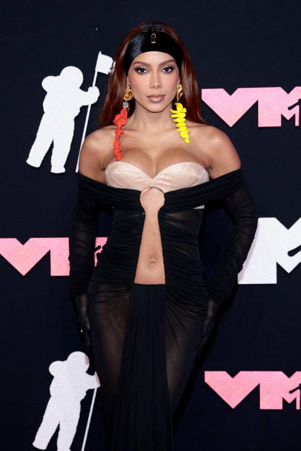 La cantante brasileña Anitta lució un traje de Alta Costura de Schiaparelli Couture.