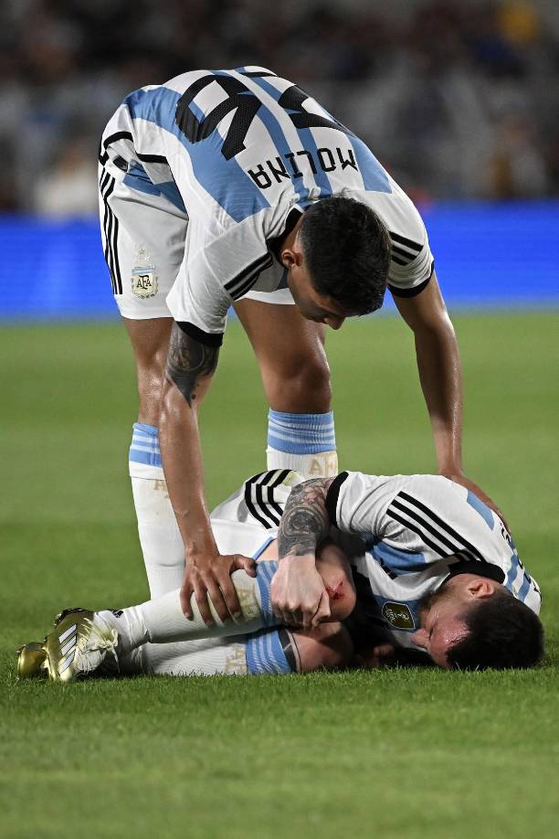 Lionel Messi recibió una dura falta de los panameños y preocupó a todos al quedar con gestos de dolor en el suelo.