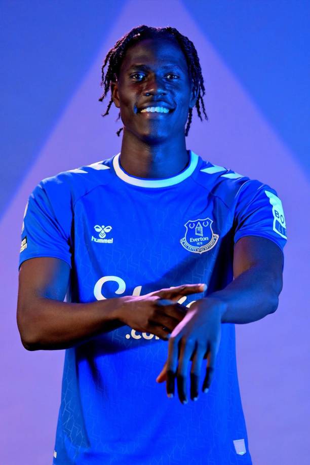 Amadou Onana, es uno de los objetivos del FC Barcelona para reforzar su centro campo, sin embargo Miker Arteta, entrenador del Arsenal también lo tendría en su mira.