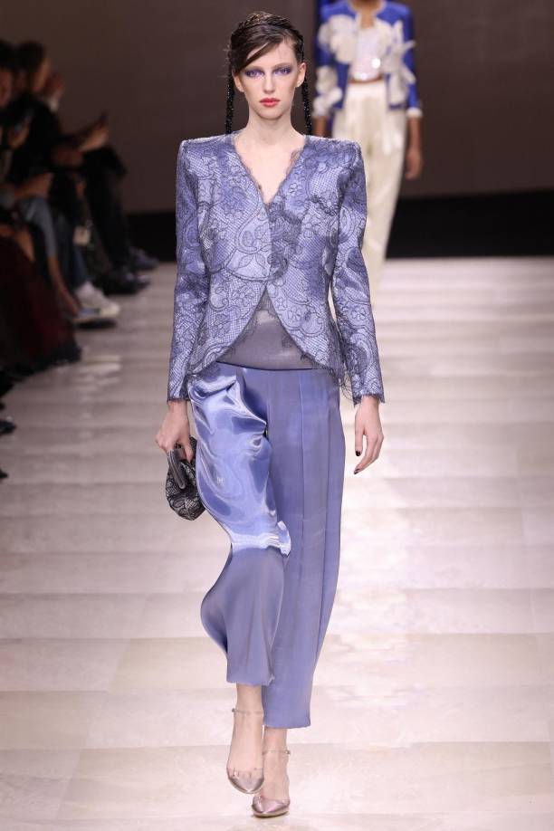 Características de la tendenciaModestia y discreción: La tendencia se centra en un estilo modesto y discreto, alejándose de los looks llamativos y extravagantes.