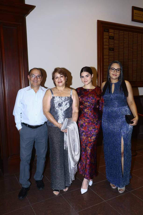 Ulises Lazzaroni, Leticia Owen, Pía Lazzaroni y Paola Smith 