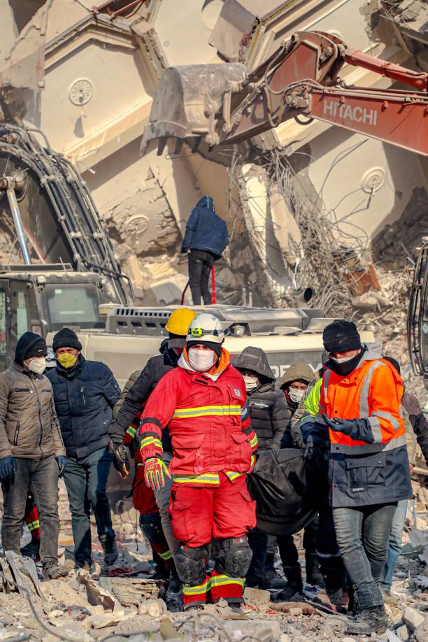 En medio de las rudas condiciones del invierno, siguen registrándose casos milagrosos de personas encontradas bajo los escombros, pero los expertos advierten que las esperanzas de encontrar supervivientes disminuyen con cada día que pasa. 