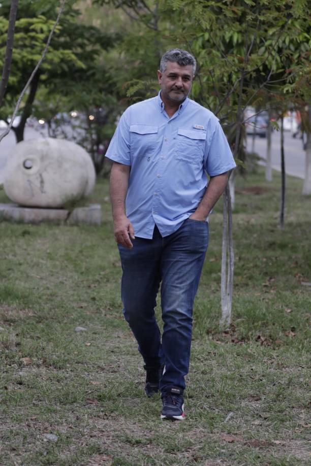 Diego Vázquez cuenta con 50 años de edad. Llegó a Honduras en 1997 como portero gracias al Motagua y Ramón Enrique Maradiaga. Vino para tener éxito y lo terminó consiguiendo. 