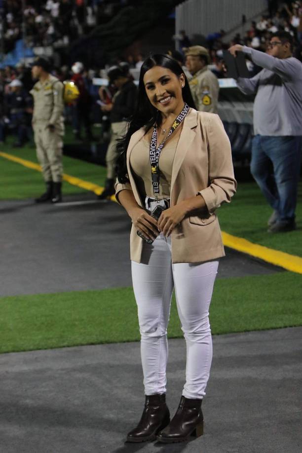La guapa y sexy presentadora Martha Ríos, de Las Dueñas del Balón de TVC, robó muchas miradas en el estadio Nacional Chelato Uclés durante la Gran Final.