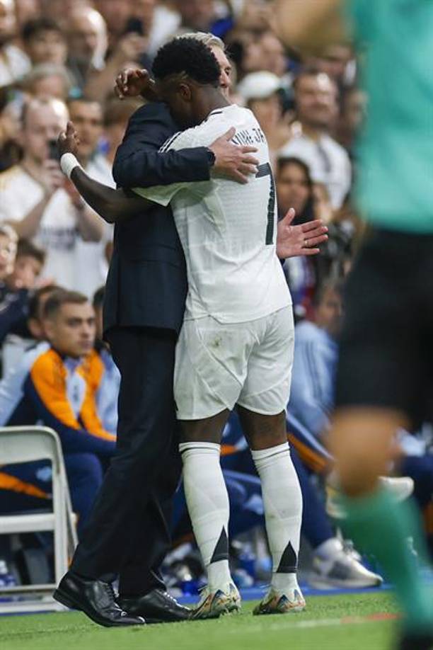 El brasileño fue inmediatamente a abrazar a Carlo Ancelotti, cuestionado por sus últimas derrotas en el Bernabéu.