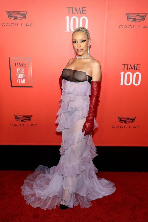 Cuando Doja Cat apareció, todos los ojos se posaron en el espectacular vestido de la cantante.