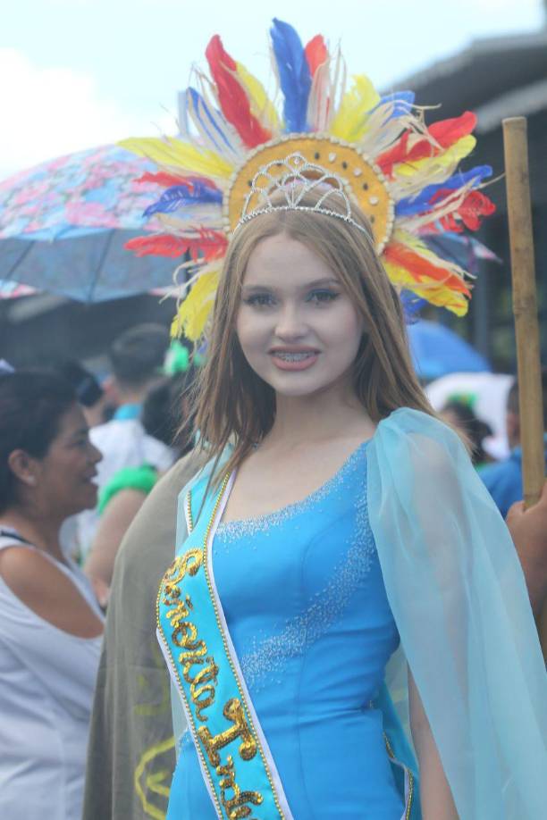 La bella Isabella Pavón en las calles de la capital de Honduras.