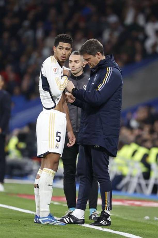 Mientras estaba siendo atendido, Rodrygo comenzó a calentar, sin embargo, Jude Bellingham realizó pruebas y pudo ingresar nuevamente en el terreno de juego.