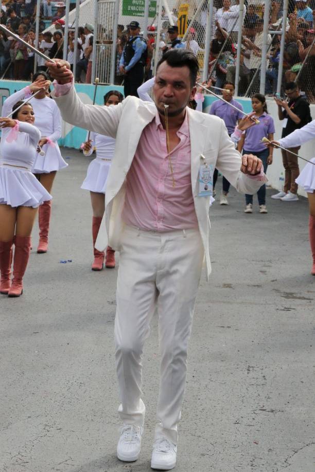 Vestía un traje de color blanco y una camisa manga larga color rosada. 