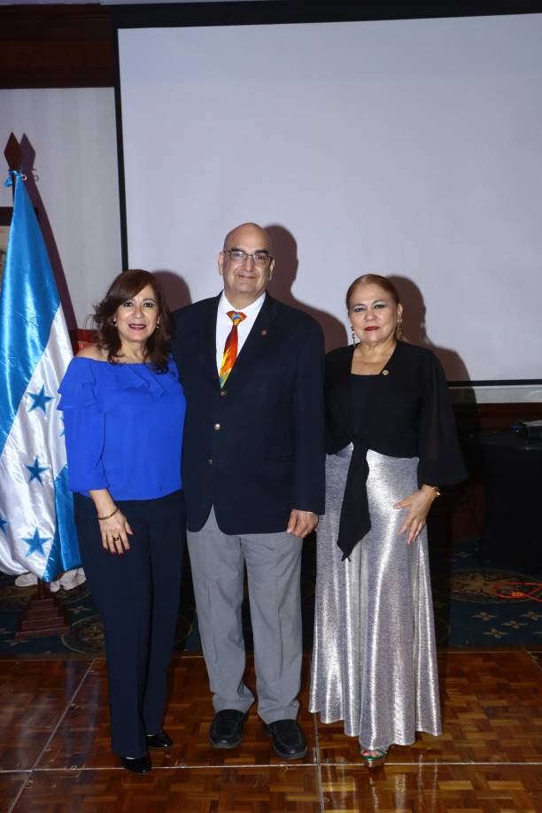 Ena y José Interiano junto a Belinda Ordóñez