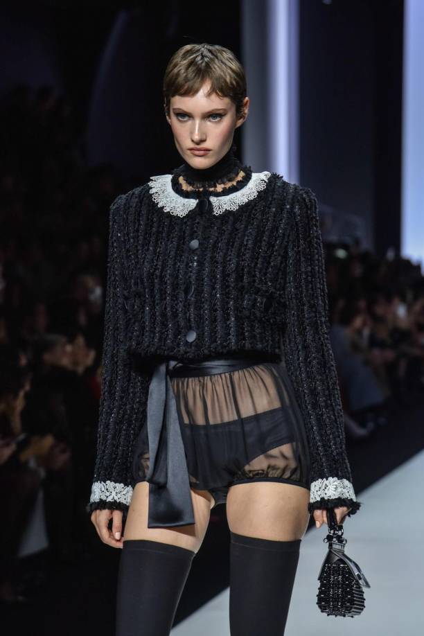  Realizados en gran parte en blanco y negro, los vestidos transparentes que moldeaban el cuerpo revelaban una intrincada ropa interior de encaje debajo, mientras que los riffs de las medias (incluida una nueva bota plana y puntiaguda que se usaba como medias) estaban diseñados para recordar a las mujeres de la “vieja Sicilia”. 