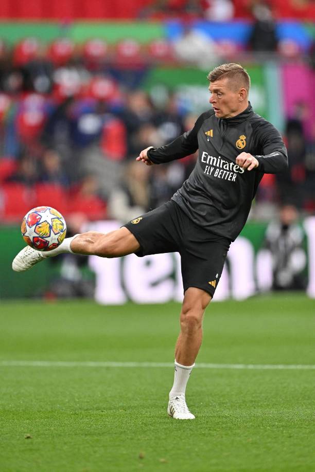 Toni Kroos dio muestra de la calidad que tiene en sus pies en su último entrenamiento como jugador del Real Madrid.